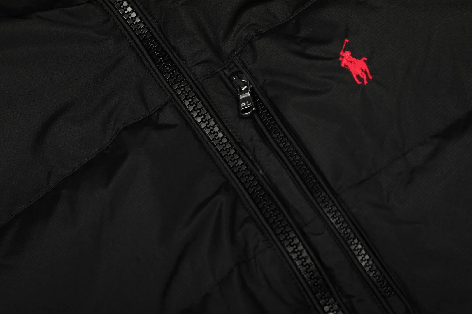 P490 Top quality" Style number: 9002# [Ralph Lauren winter basic solid color embroidery same style down vest for men and women] ✅Ralph Lauren American retro chest zipper high version top-level down filling winter down vest ✅100% high-quality white duck down, high version top-level down filling ✅Double-layer inner velvet to strictly prevent velvet running ✅Built-in adjustable drawstring, windproof and coldproof, considerate and in place ✅Original version, the maximum size can be worn up to 200 pounds. Loose and comfortable, no pressure. ✅Same style for male and female couples. Recommended OOTD wear in winter~ Size: S-XL Color: Black, Navy, Khaki, Wood Green